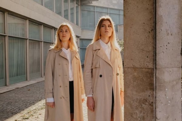 Quels styles de ceintures larges sont recommandés pour un trench-coat classique?