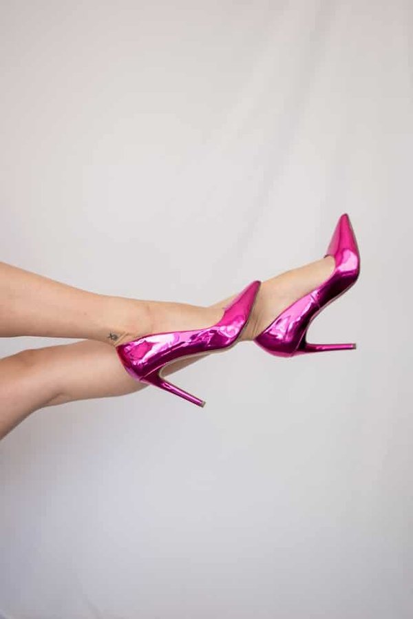 Quelle est la meilleure technique pour associer des escarpins vernis à une robe pull oversize?