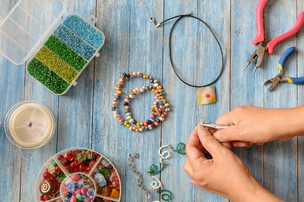 Exploration de l'artisanat grec : des sandales en cuir aux bijoux en porcelaine